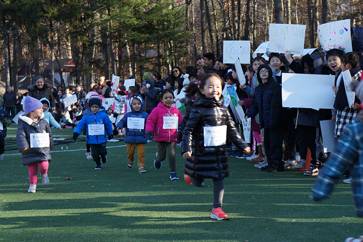 Morrow House and Little School students cheering on Chilton House students during Fall Fun Run
